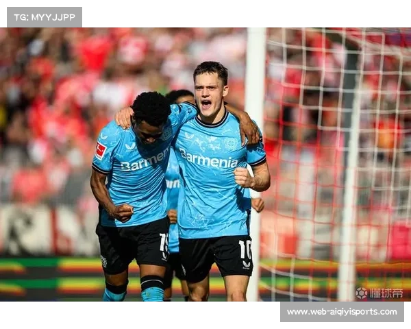 勒沃库森客场久攻不下，主帅在场边神情焦急持续指挥